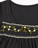 BLUSA PRETA COM BORDADOS FLORAIS