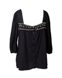 BLUSA PRETA COM BORDADOS FLORAIS